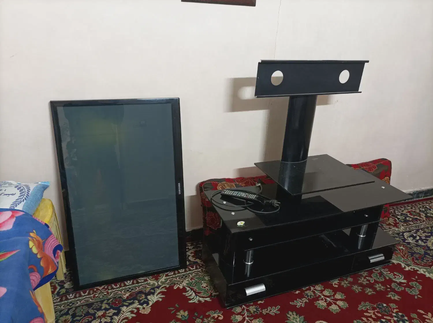 تلویزیون سامسونگ همراه با میز تلویزیون|تلویزیون و پروژکتور|نورآباد ممسنی, |دیوار