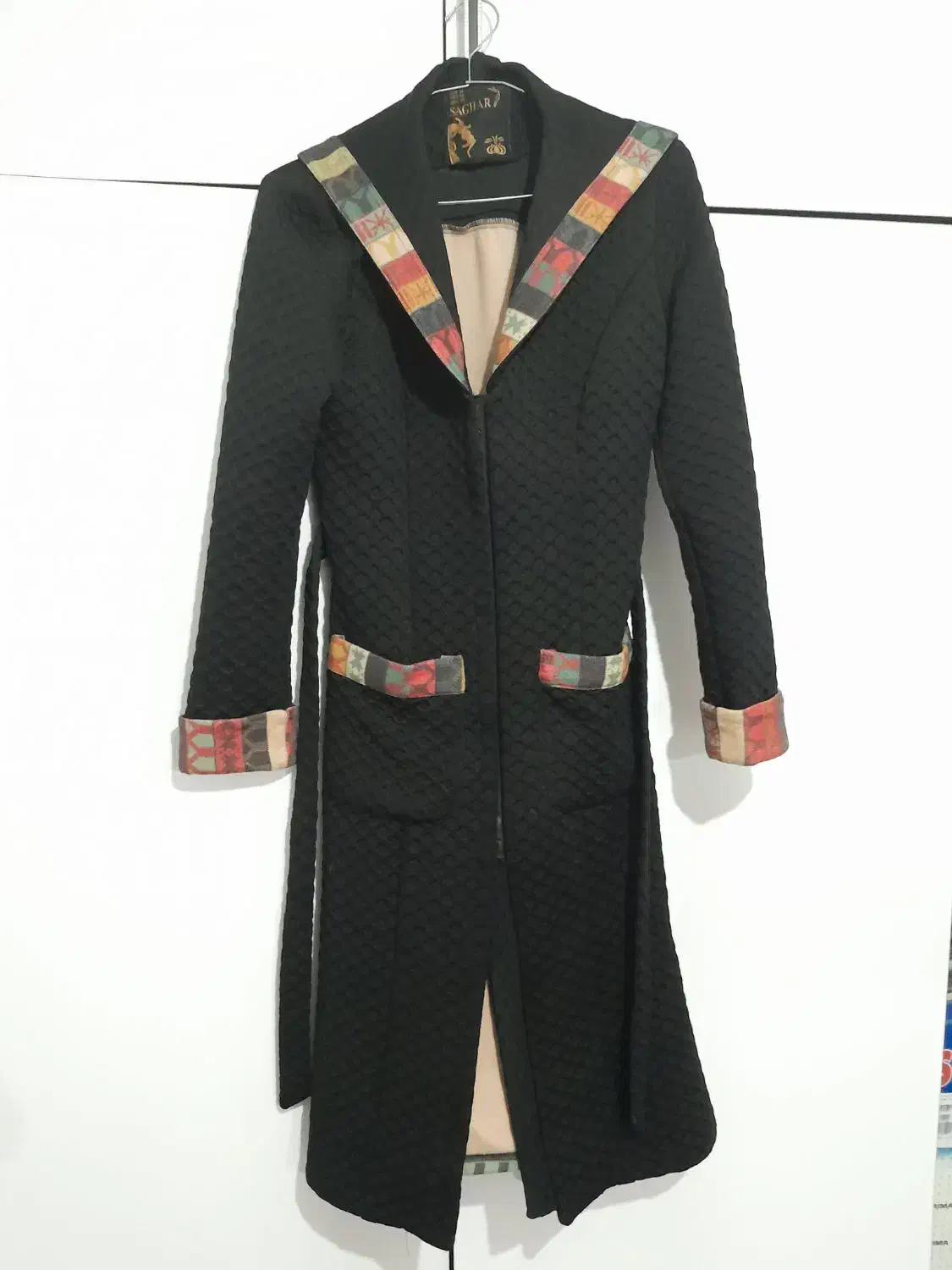 پالتو زنانه|لباس|رشت, دخانیات|دیوار