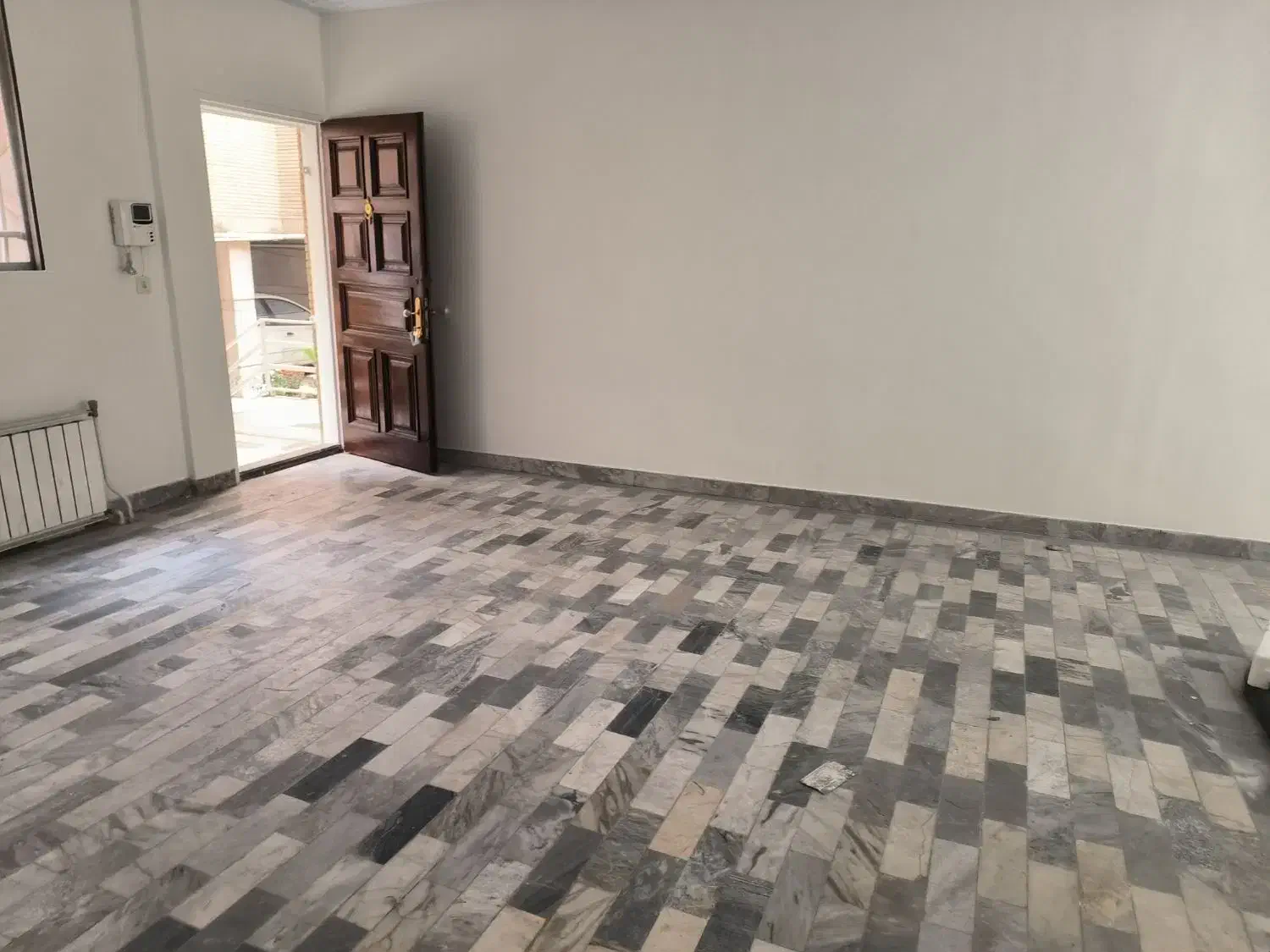 آپارتمان فلکه اول ۱۰۰ متر دو خواب طبقه اول