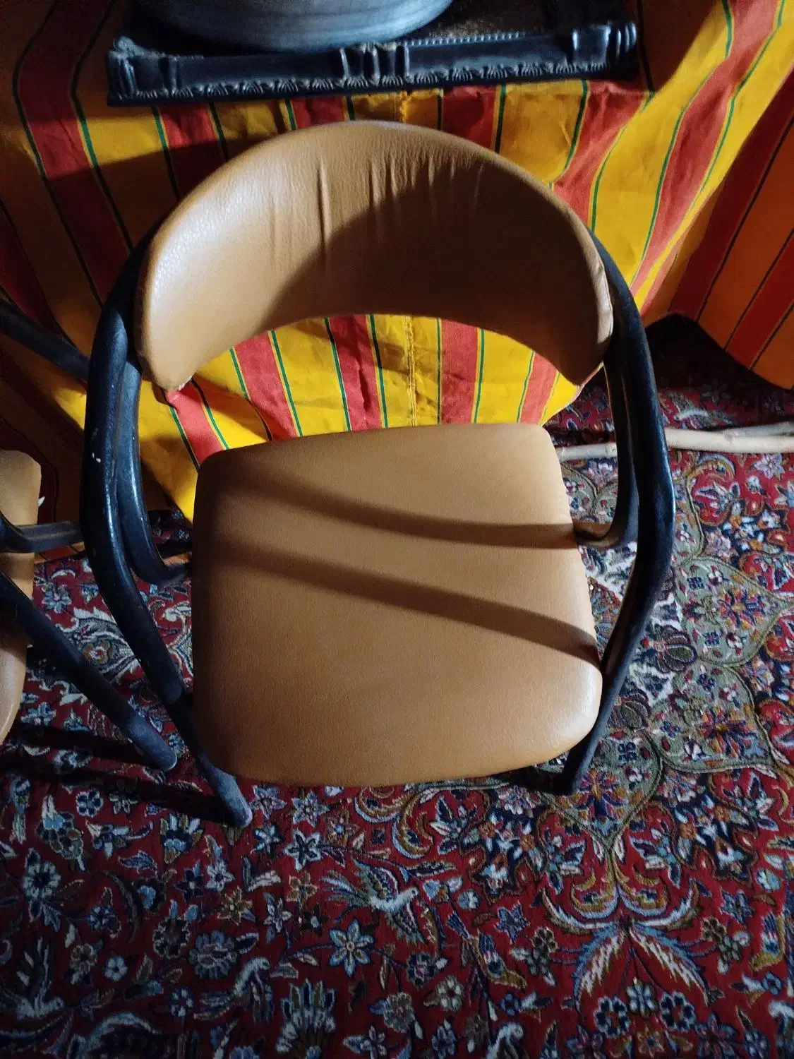 صندلی انتظار|آرایشگاه و سالن‌های زیبایی|همدان, |دیوار