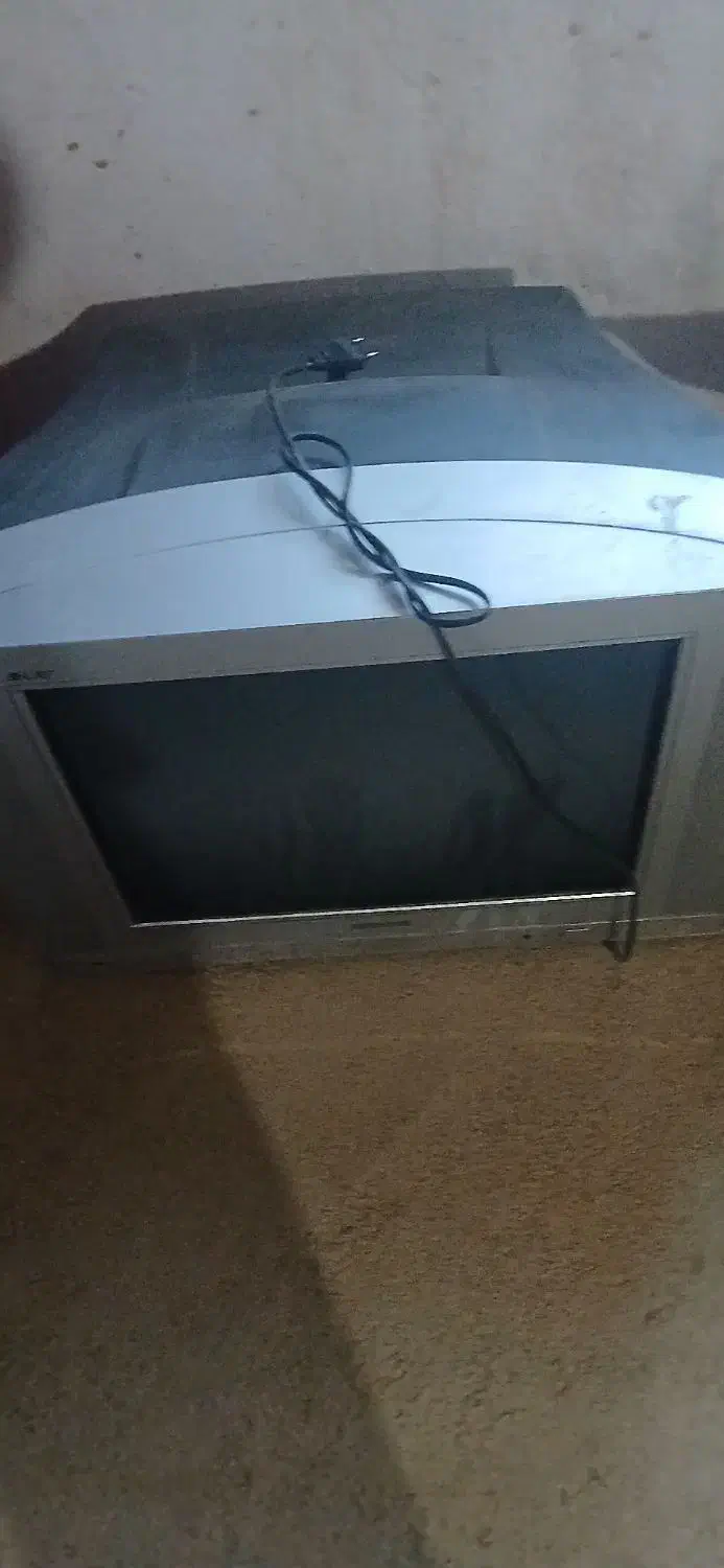 تلویزیون ۲۱ اینج قدیمی به شرط کار|تلویزیون و پروژکتور|دهگلان, |دیوار