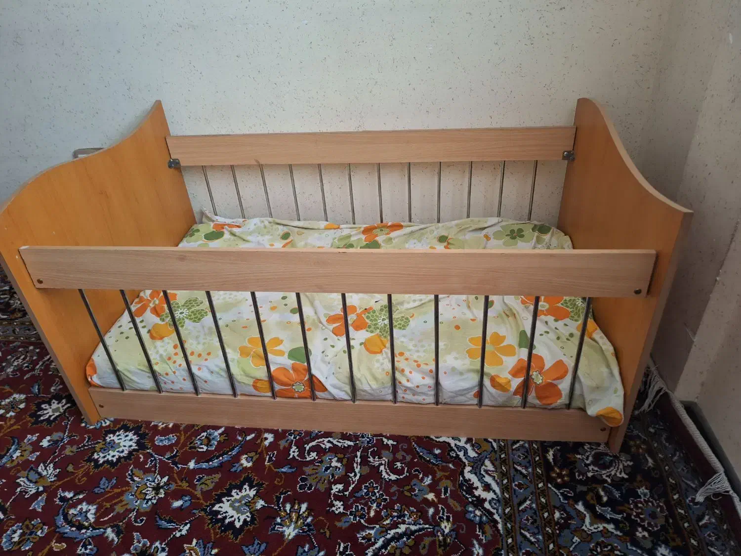 تخت بچه|تخت و صندلی بچه|شیراز, لاله|دیوار