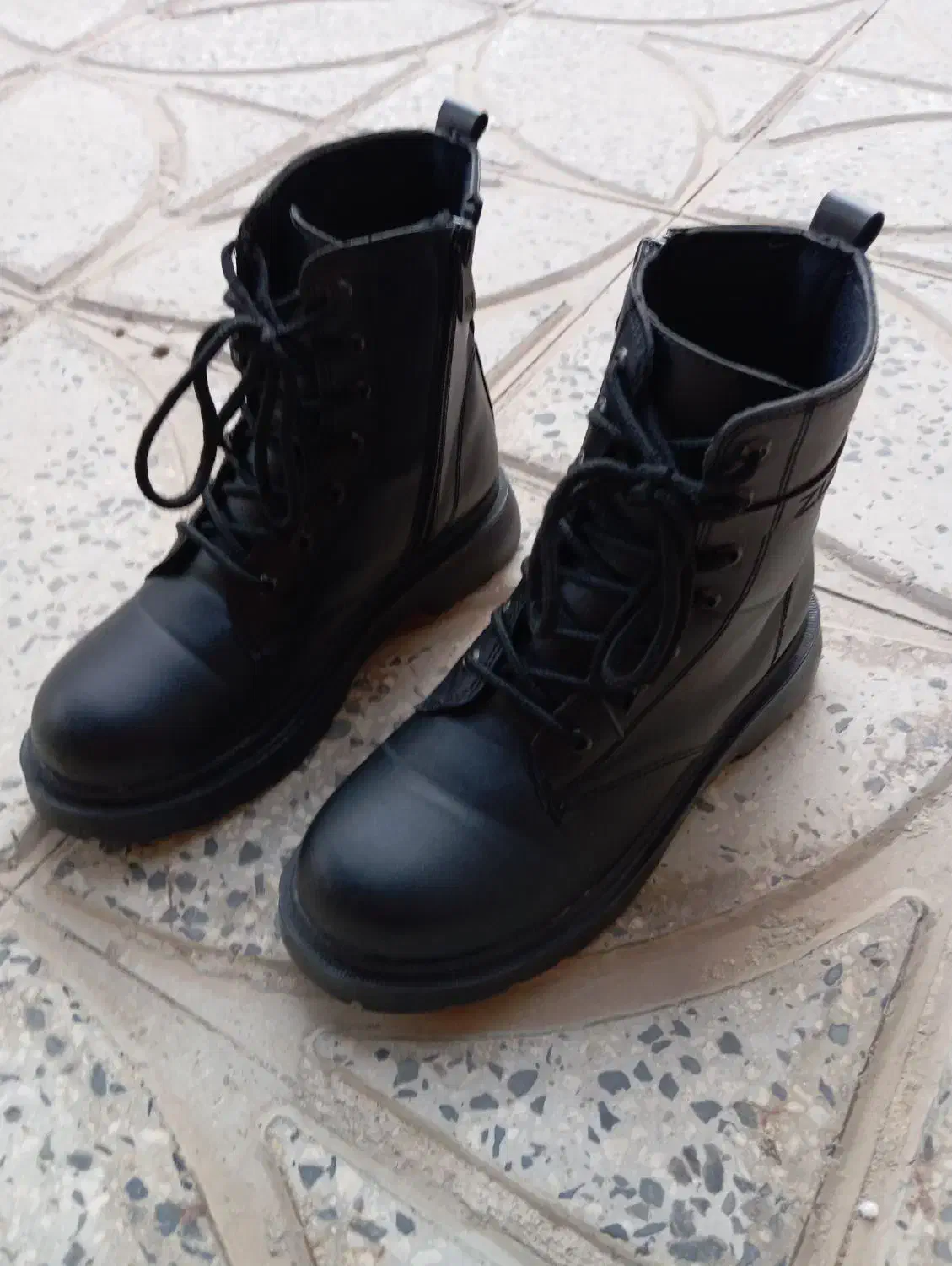 پوتین دخترانه|کیف، کفش، کمربند|صحنه, |دیوار