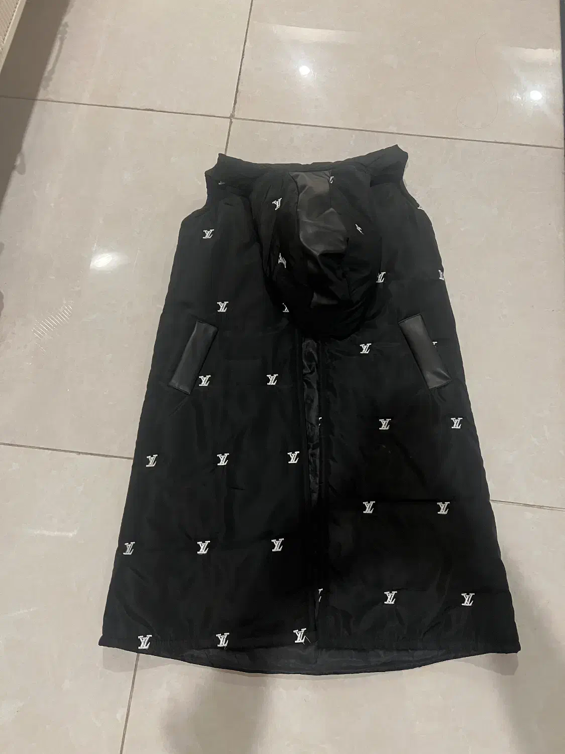 پافر لویی ویتون|لباس|شیراز, فرهنگ شهر|دیوار