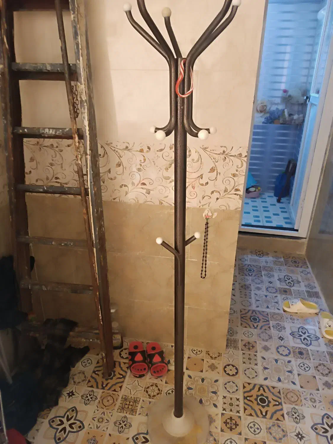 چوب لباسی|بندرخت و رخت‌آویز|شیراز, شهرک گلها|دیوار