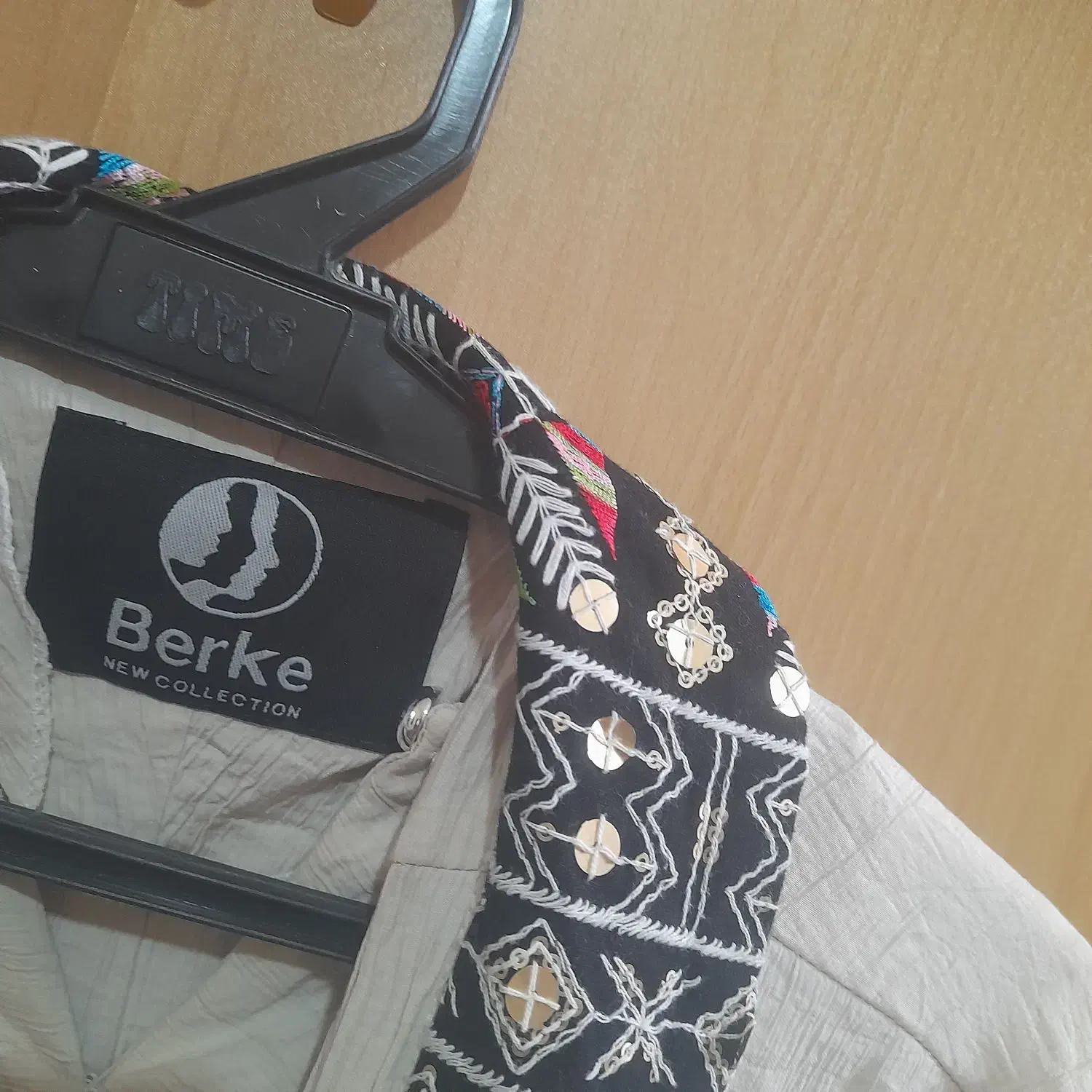 مانتو سارافون تا سایز ۴۲می خوره.|لباس|بروجن, |دیوار