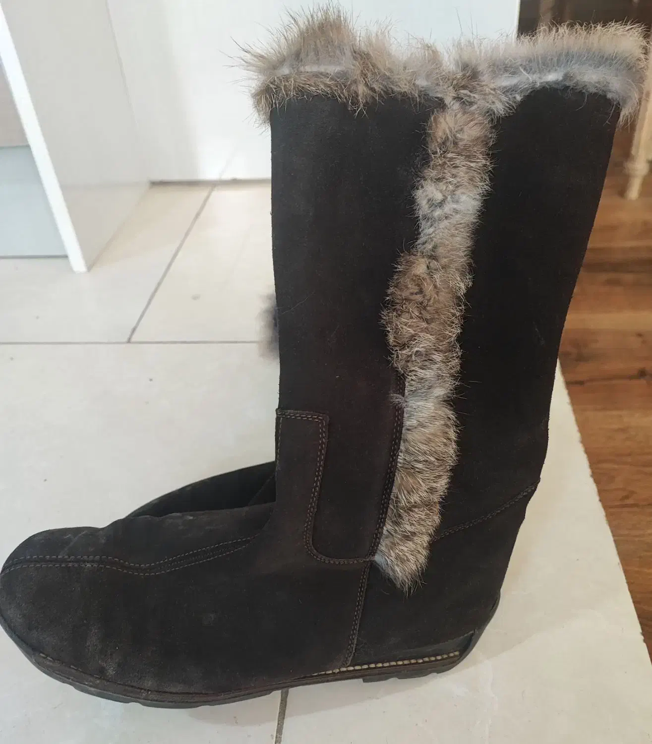 پوتین|کیف، کفش، کمربند|میانه, |دیوار