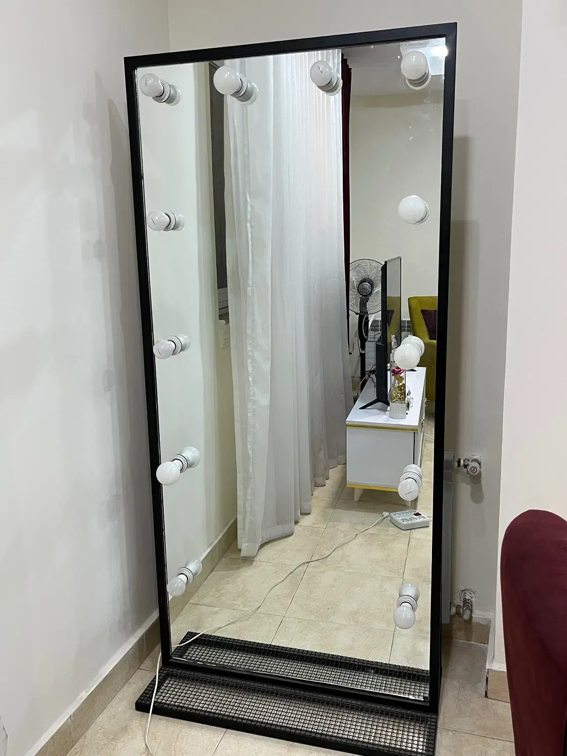 اینه بزرگ|آینه|رشت, کوی جام جم|دیوار