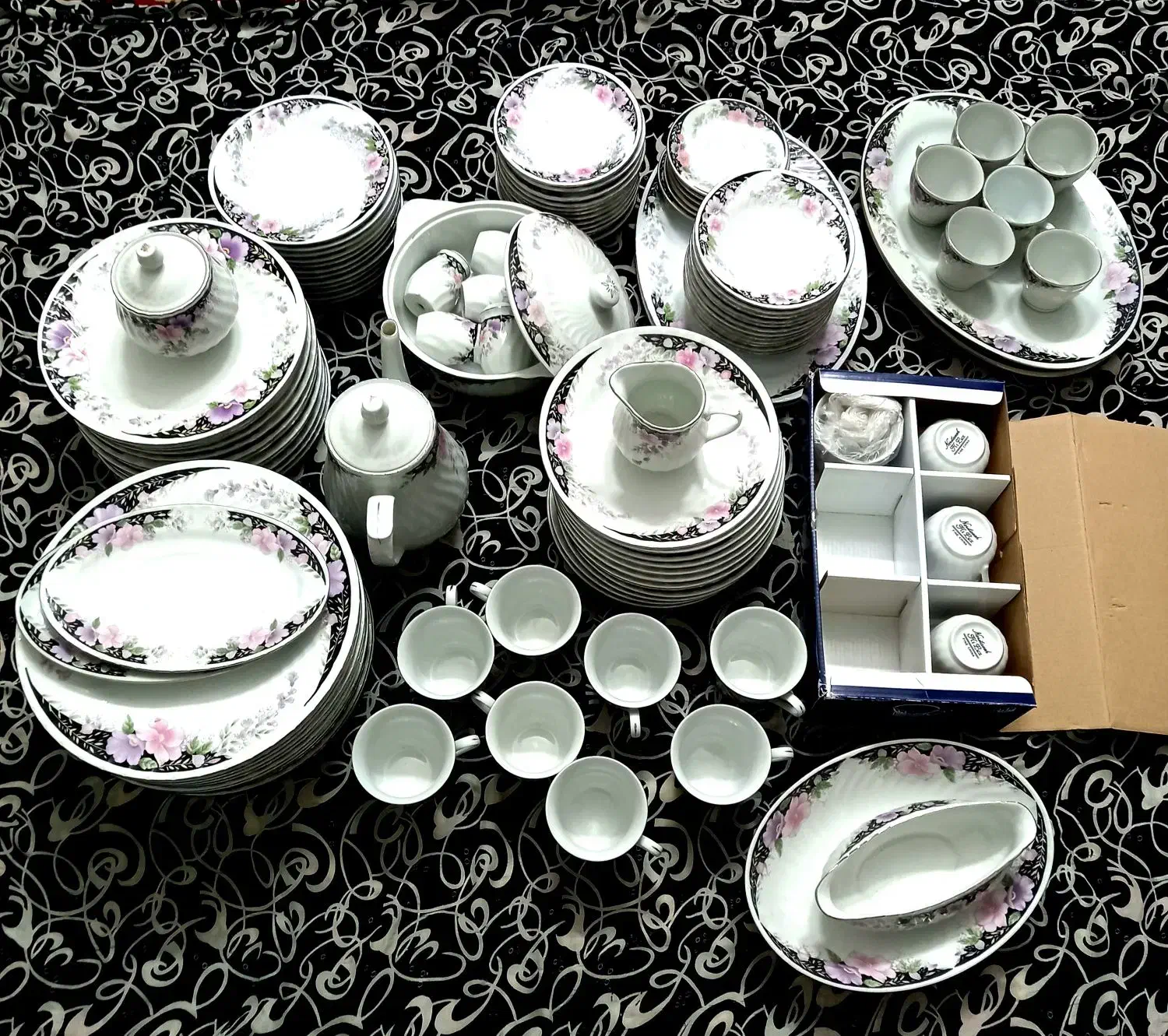 سرویس چینی ۱۲۸ پارچه|ظروف سرو و پذیرایی|کاشان, شهید زجاجی|دیوار