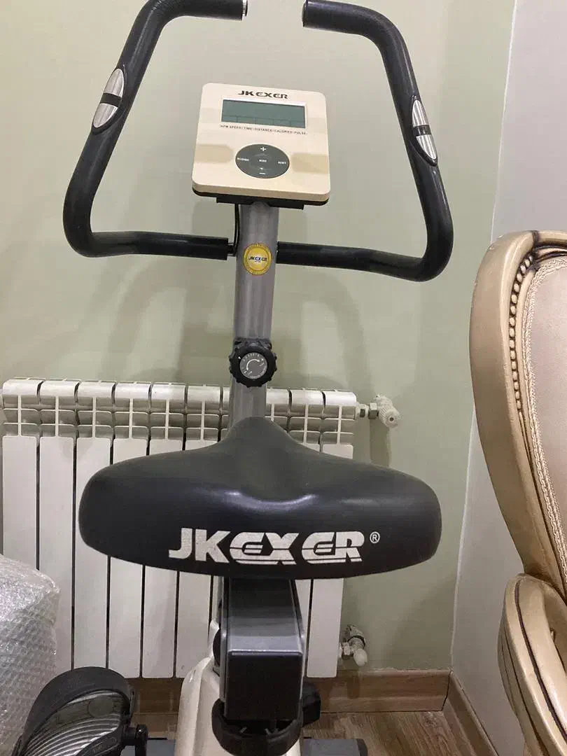 دوچرخه ثابت|تجهیزات ورزشی|رباط‌کریم, رباط‌کریم|دیوار