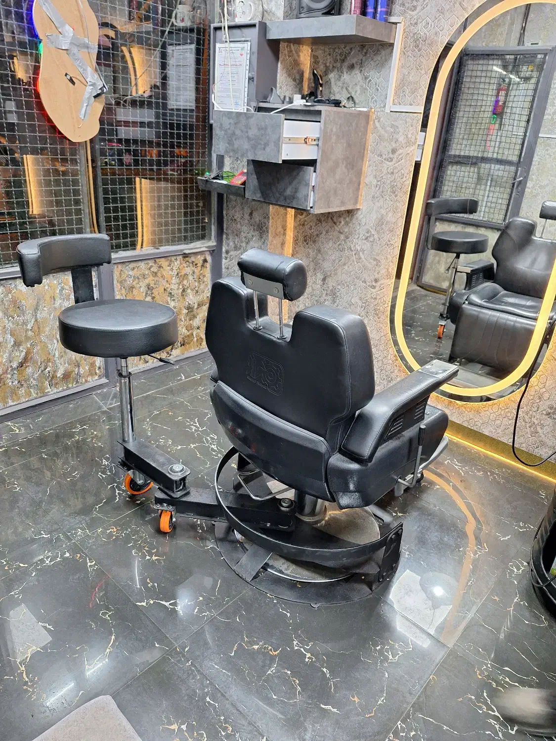 صندلی باربر|آرایشگاه و سالن‌های زیبایی|اراک, |دیوار