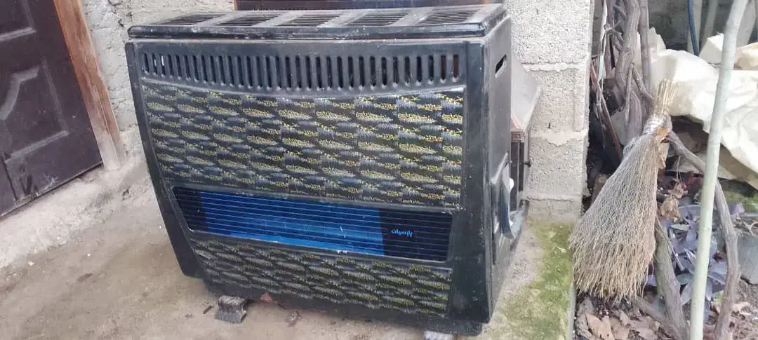 بخاری و درب اتاق همراه چهارچوب|بخاری، هیتر، شومینه|فومن, |دیوار