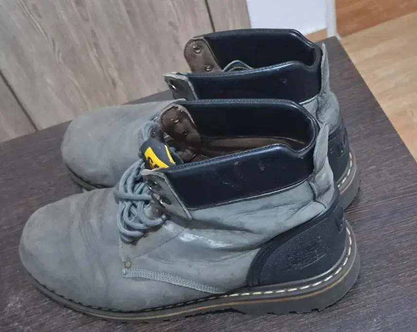 پوتین محکم و کم استفاده شده|کیف، کفش، کمربند|رشت, کوی عرفان|دیوار