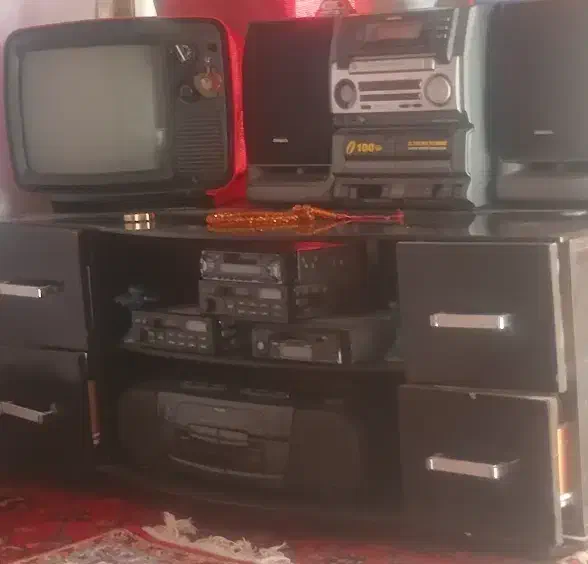 تلویزیون سیاه سفید(وسایل دیجیتال قدیمی)|صوتی و تصویری|بروجرد, |دیوار