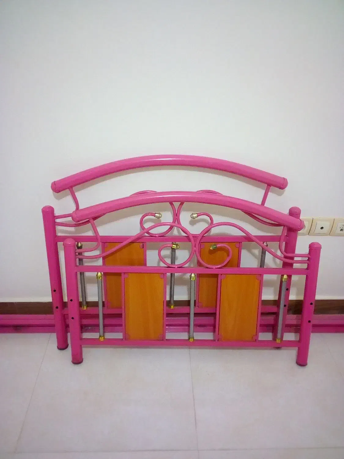 تخت یکنفره صورتی|تخت و سرویس خواب|رشت, دروازه لاکان|دیوار