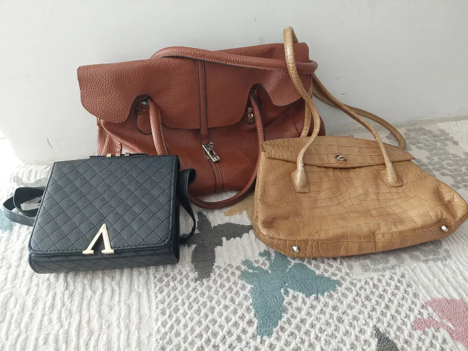 سه تا کیف البته مشکیه کاملا نوه|کیف، کفش، کمربند|سنندج, |دیوار