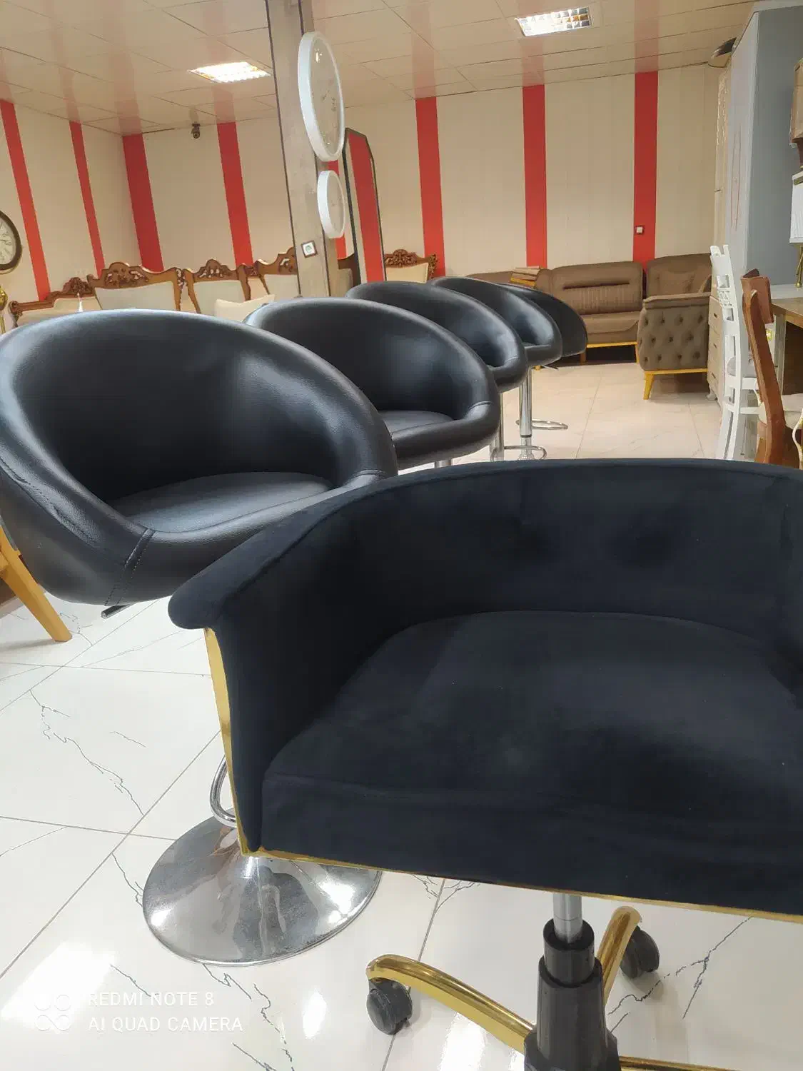 صندلی اپن چرم مشکی در حد نو با تنظیم ارتفاع|صندلی و نیمکت|صحنه, |دیوار