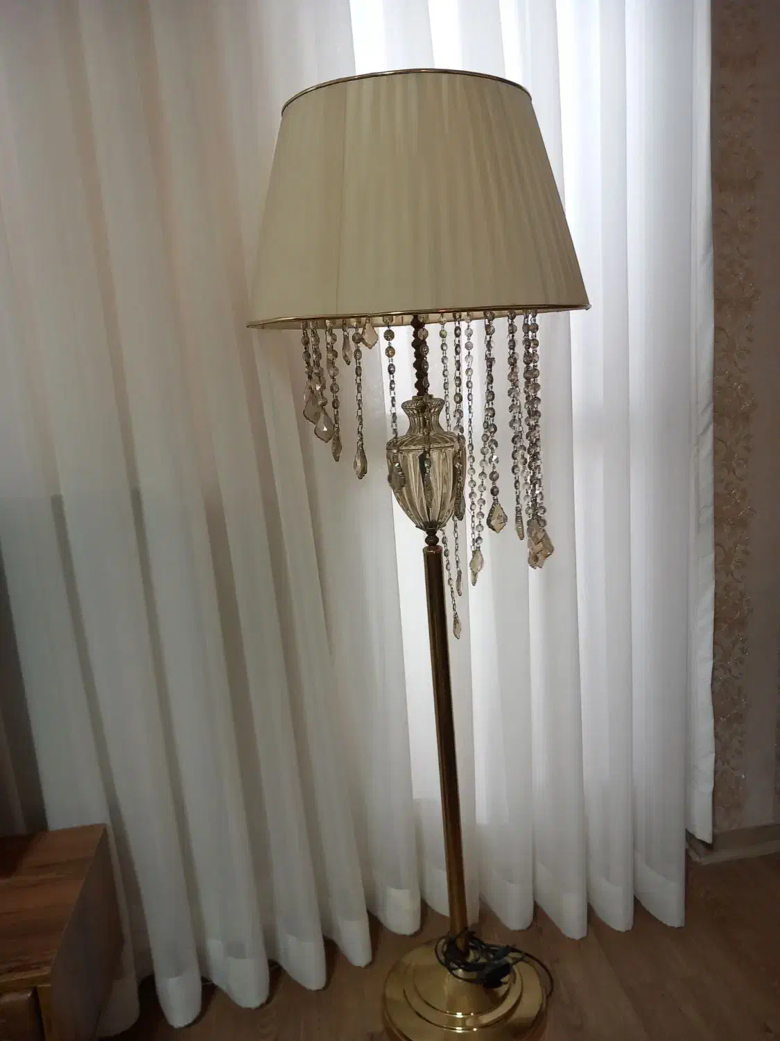 آپاژورایستاده کریستالی وپایه فلزطلایی شیک وزیبا|چراغ خواب و آباژور|ساری, |دیوار
