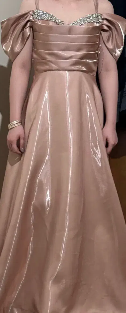 لباس مجلسی|لباس|قم, چهل درخت‎|دیوار