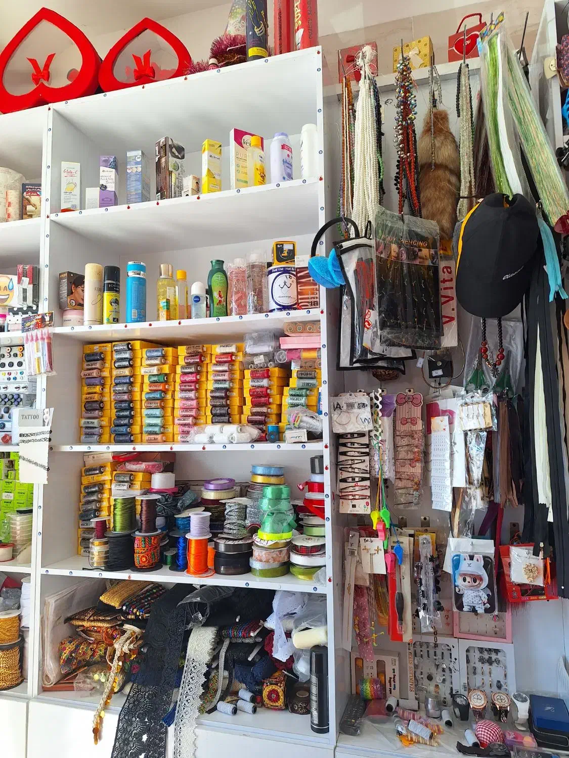 تعدادی لوازم خرازی از دکمه گرفته تا کلاه و جوارب|لوازم خیاطی و بافتنی|بوشهر, |دیوار