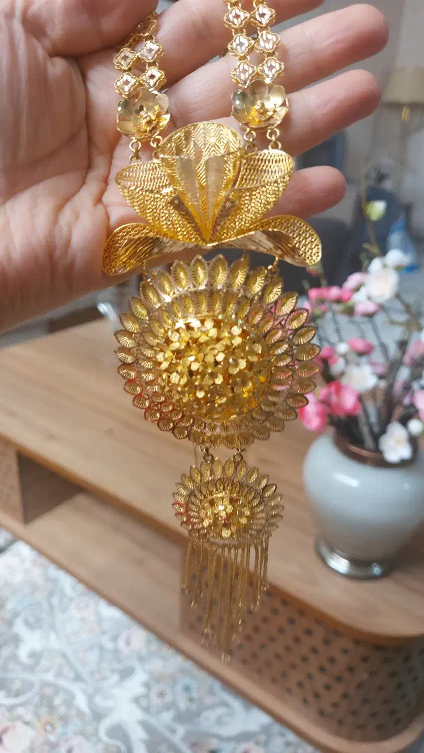 یک تکه از گردنبند(پلاک)|جواهرات|قنوات, |دیوار