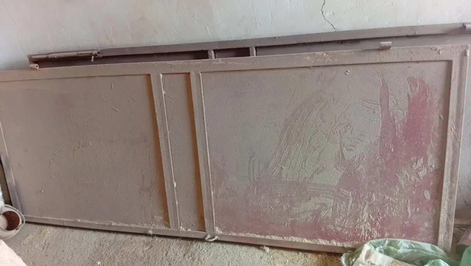 در حیاط سه تیکه|ماشین‌آلات صنعتی|چترود, |دیوار