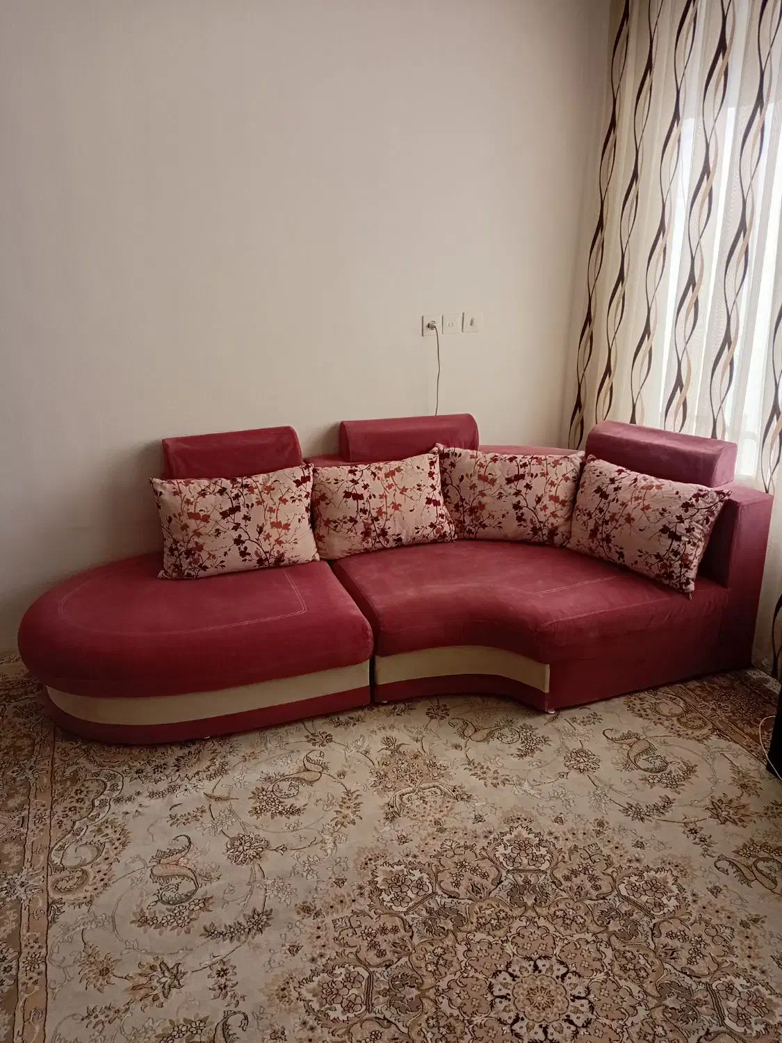 مبل نیم ست/ ۲ عدد راحتی + ۴ عدد کوسن/ سالم و تمیز|مبلمان خانگی و میز عسلی|کرمانشاه, |دیوار