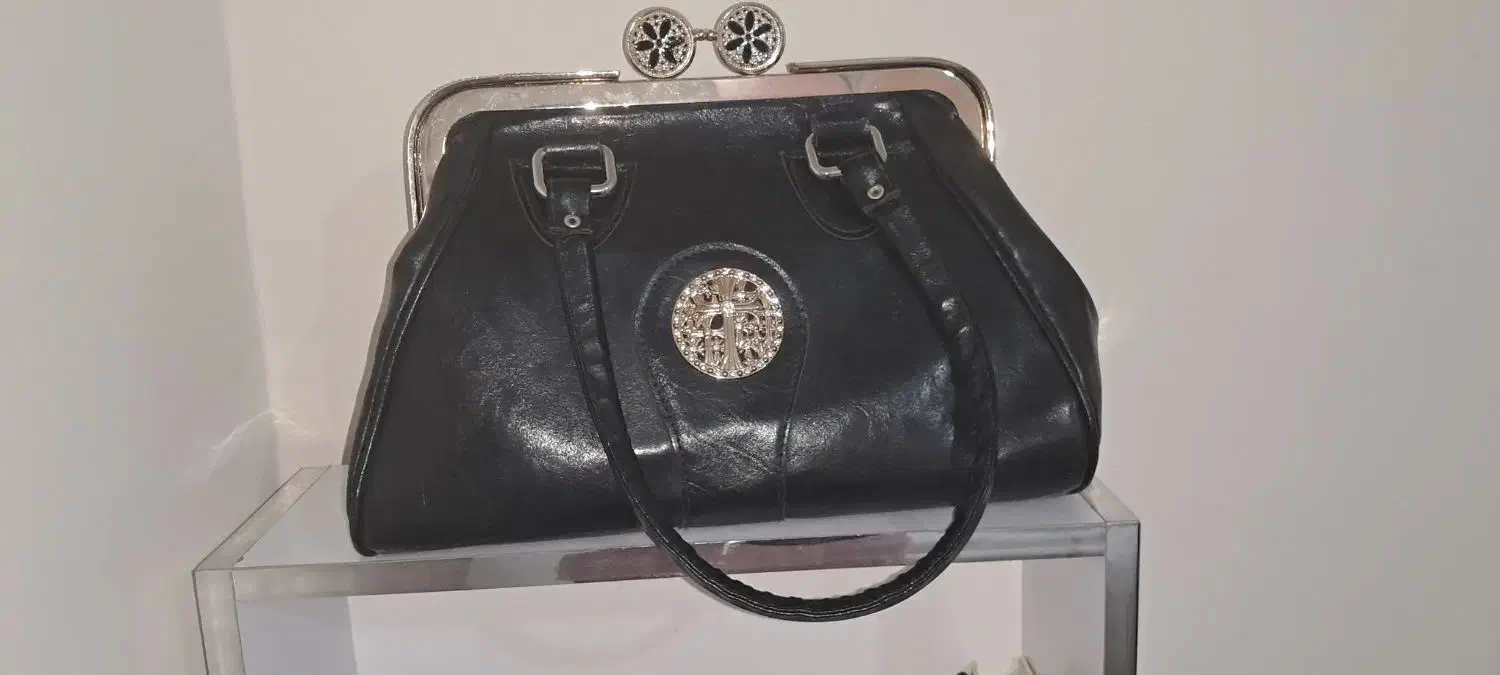 کیف مجلسی|کیف، کفش، کمربند|پرند, فاز ۵|دیوار