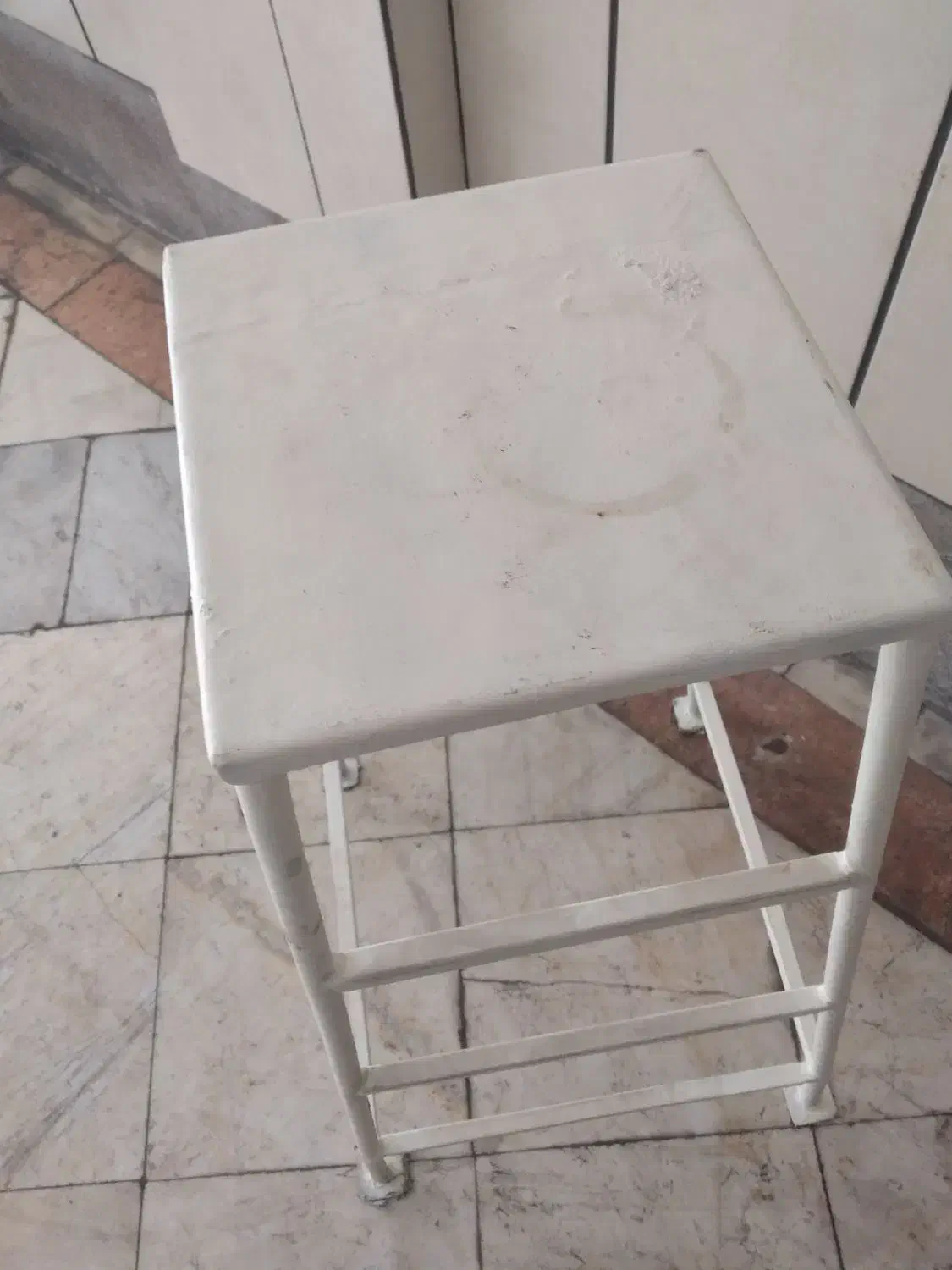 چهار پایه فلزی|صندلی و نیمکت|تهران, آهنگران (سراسیاب دولاب)|دیوار