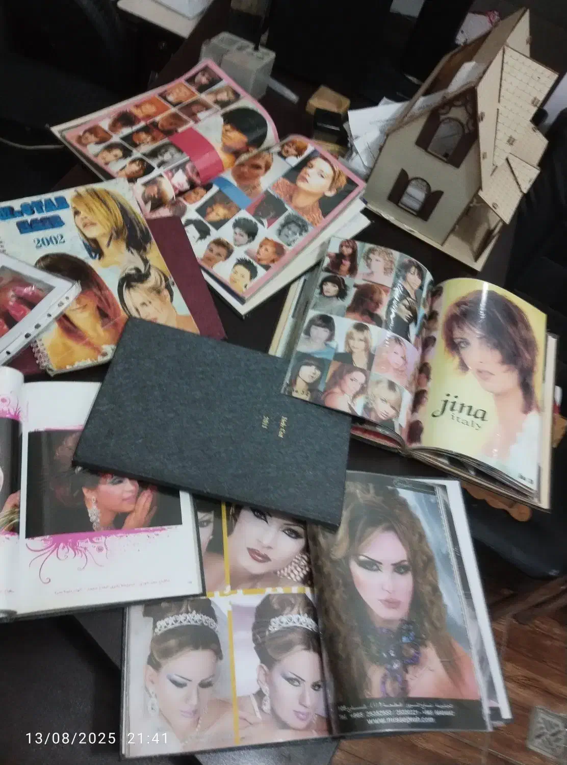 کتاب آموزشی آرایش وپیرایش مو وناخون فریمان نیم بها|کتاب و مجله آموزشی|فریمان, |دیوار