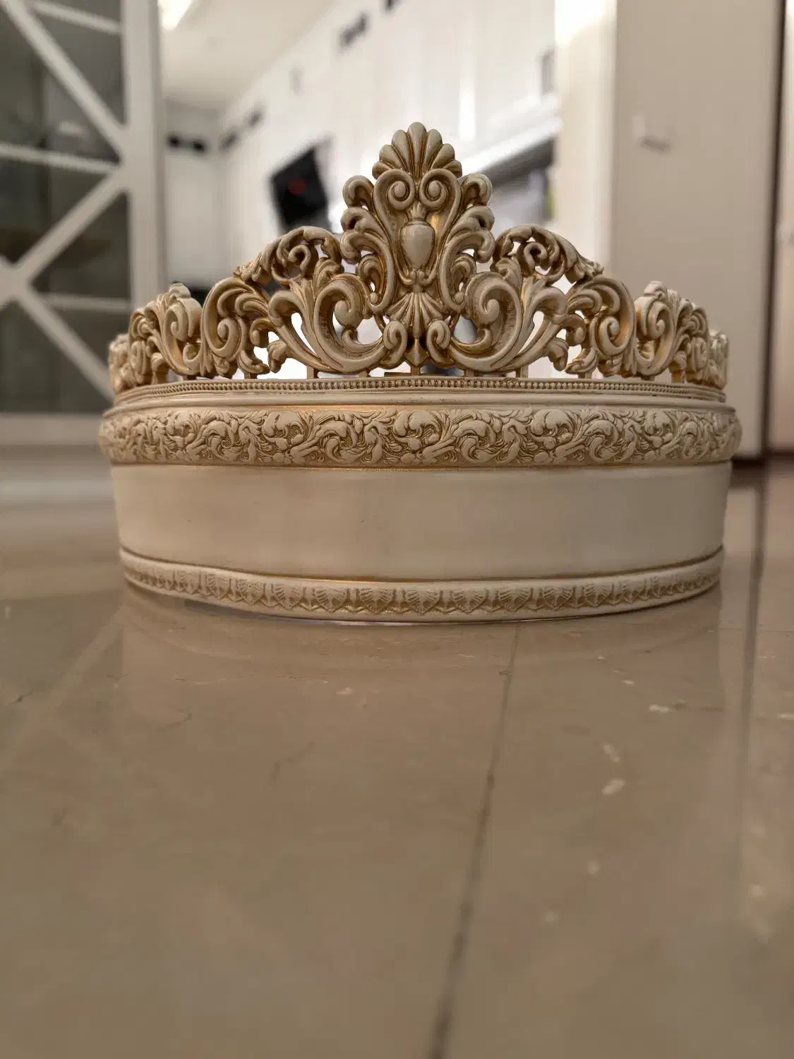 تاج بالای تخت و یک جفت پرده تور شیک حاشیه دار|پرده، رانر، رومیزی|تهران, پاسداران|دیوار