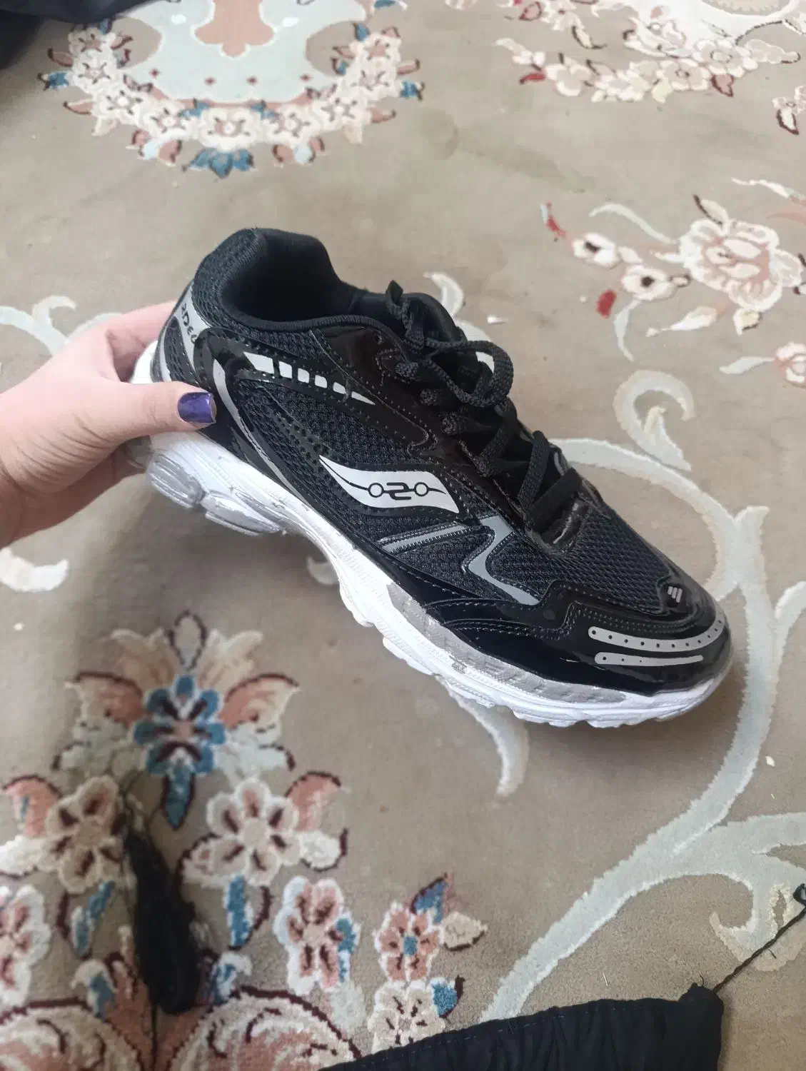 کفش نو|کیف، کفش، کمربند|پرند, فاز ۲|دیوار