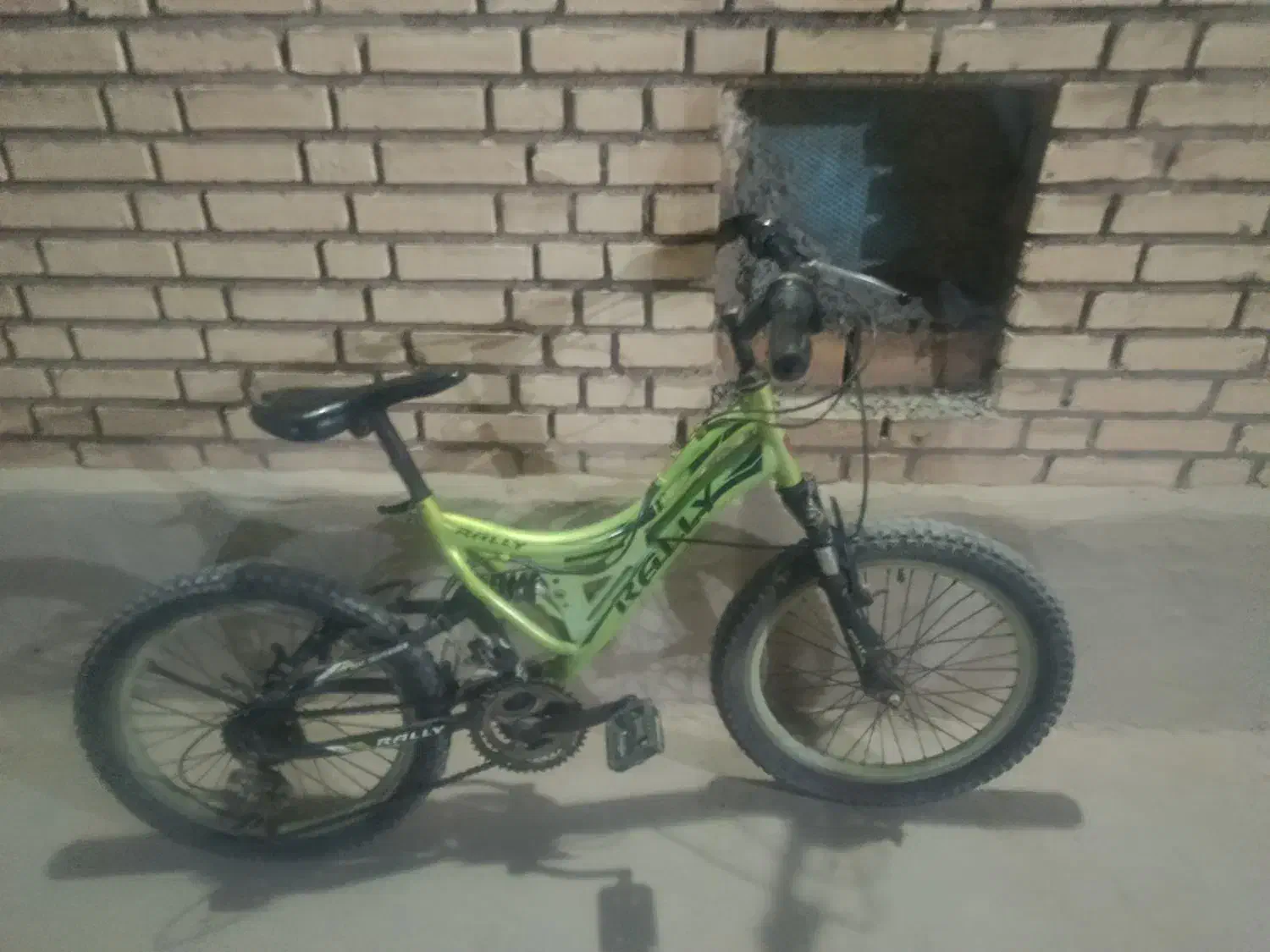 دوچرخه در حد نو فقط تایر عقب مشکل دارد|دوچرخه، اسکیت، اسکوتر|دیلم, |دیوار