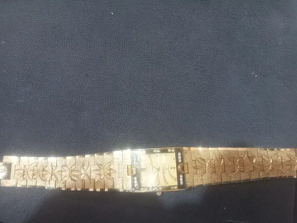 ساعت مچی  زنانه  دارای طلای ۲۲عیار|ساعت|پردیس, فاز ۳|دیوار