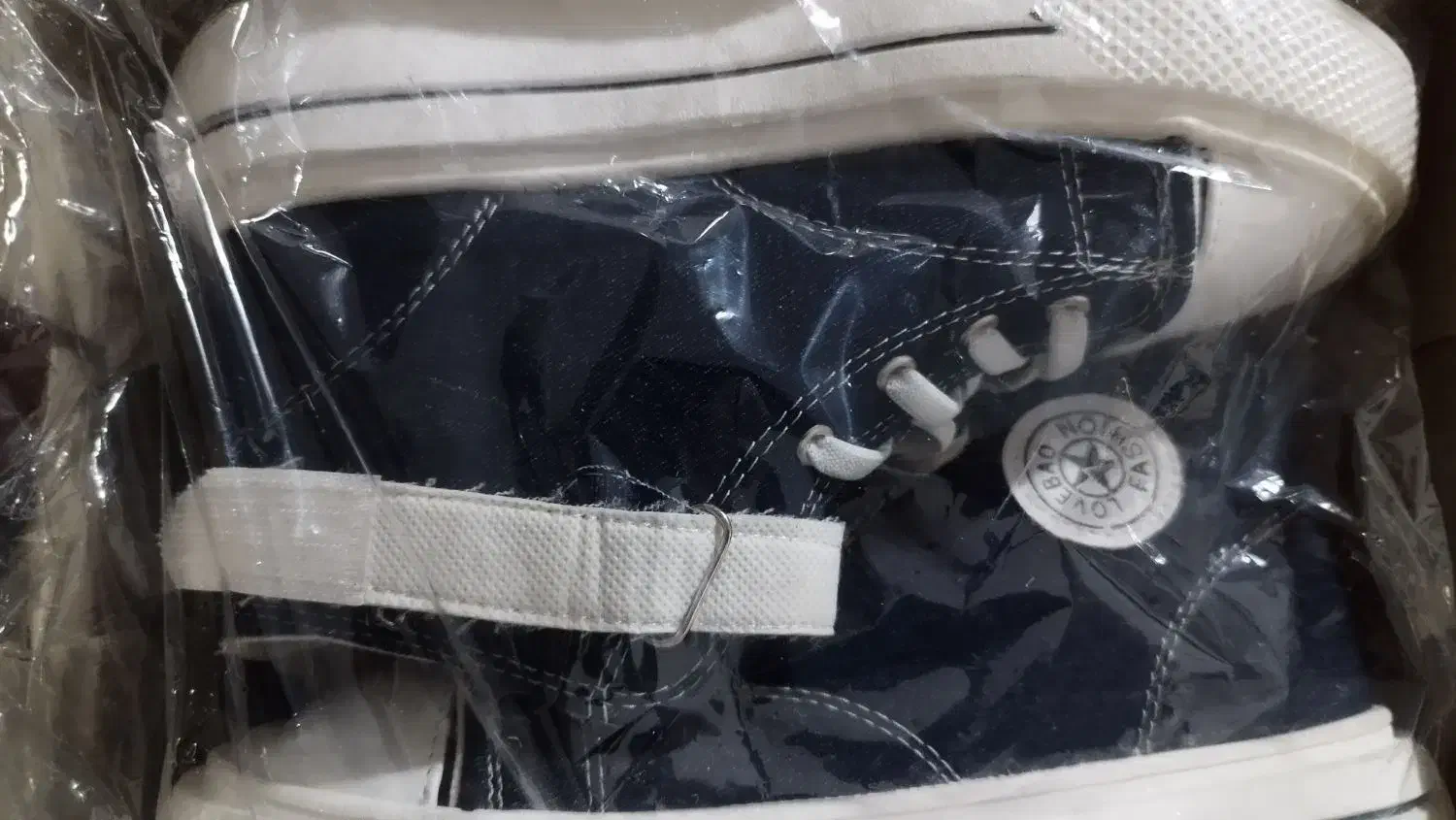 کفش|کیف، کفش، کمربند|مشهد, نیزه|دیوار