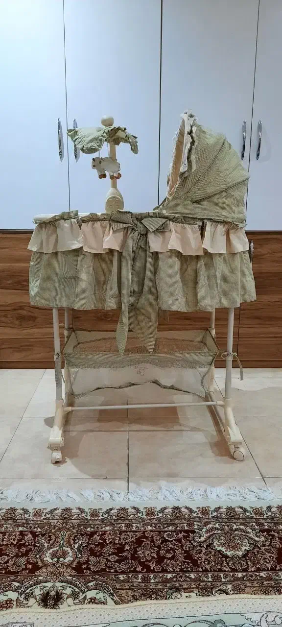 تخت گهواره کنار مادر در حد نو|تخت و صندلی بچه|شهریار, شهرک وائین|دیوار