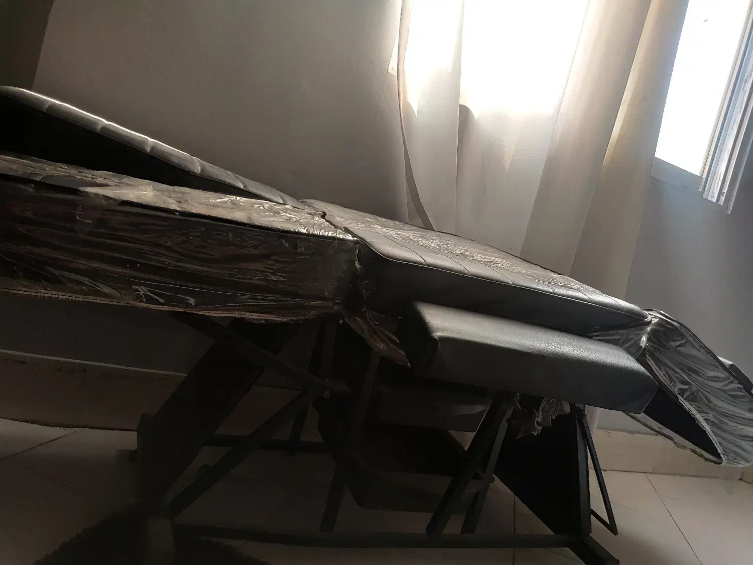 تخت ارایشگری یا ماساژ|آرایشگاه و سالنهای زیبایی|ساری, |دیوار