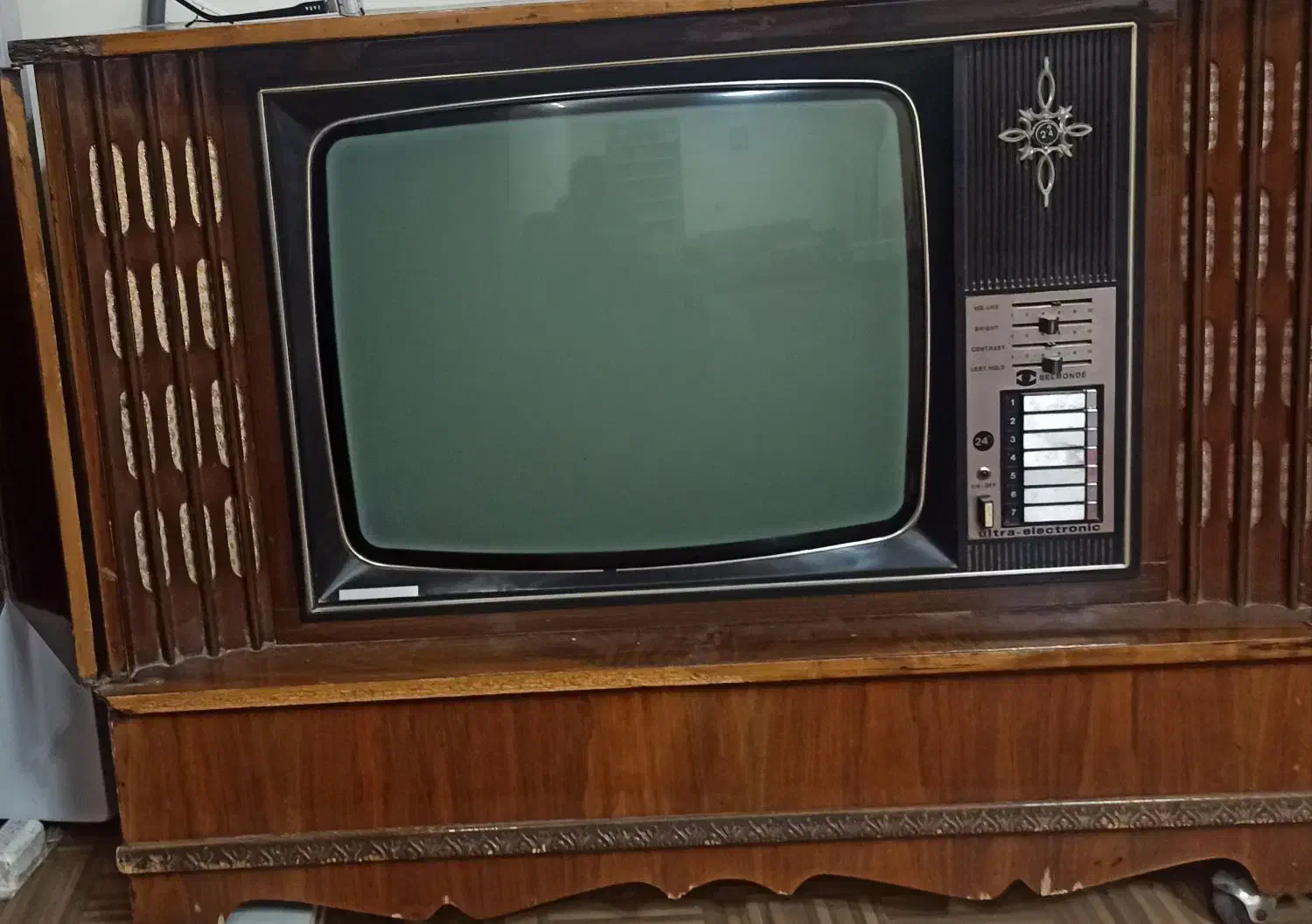 تلویزیون قدیمی|کلکسیون اشیاء عتیقه|کرمان, |دیوار