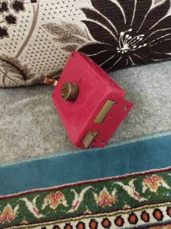 قفل در حیاط|اشیا|آبادان, |دیوار