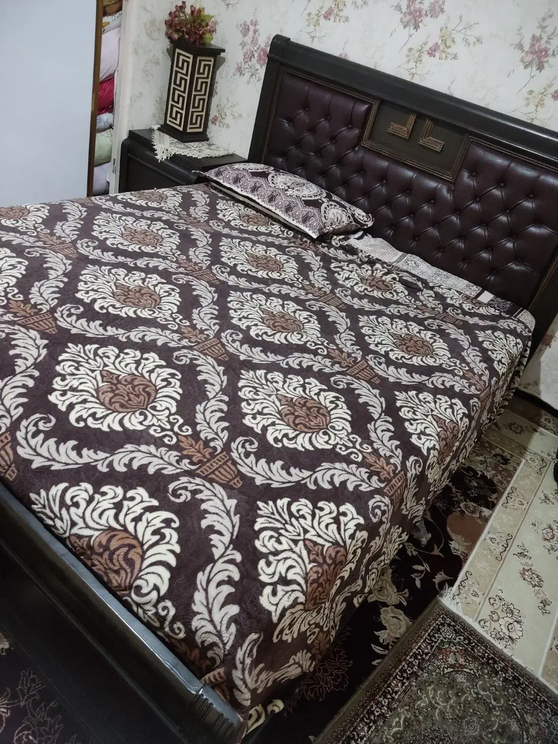 تخت دونفره کاملا سالم با تشک و دوتا پاتختی|تخت و سرویس خواب|نسیم‌شهر, |دیوار