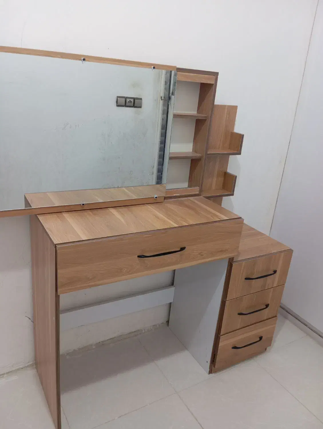 میز ارایش|میز و صندلی غذاخوری|تربت‌حیدریه, باغ سلطانی|دیوار