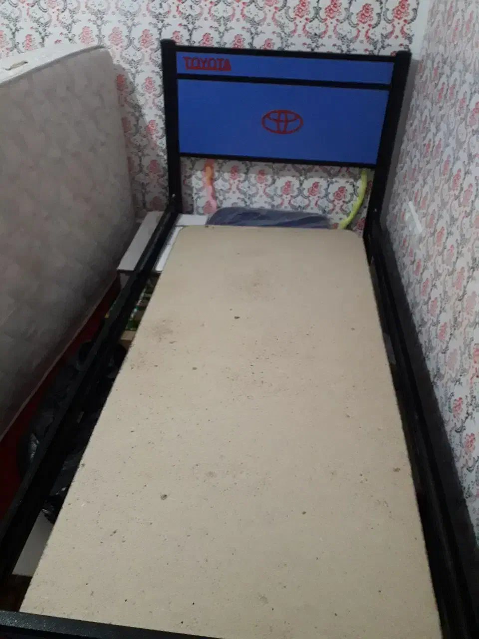 تخت خواب فلزی ۱نفزه|تخت و سرویس خواب|قم, سرحوض|دیوار