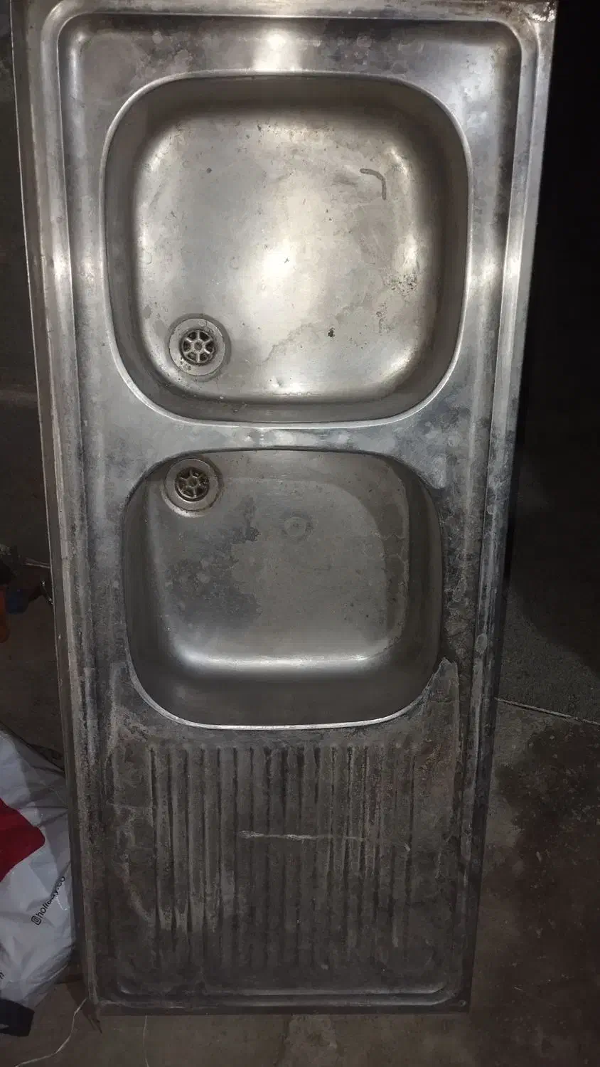 سینک ظرفشویی کارکرده در حد|آب‌چکان و نظم‌دهنده ظروف|گرمخان, |دیوار