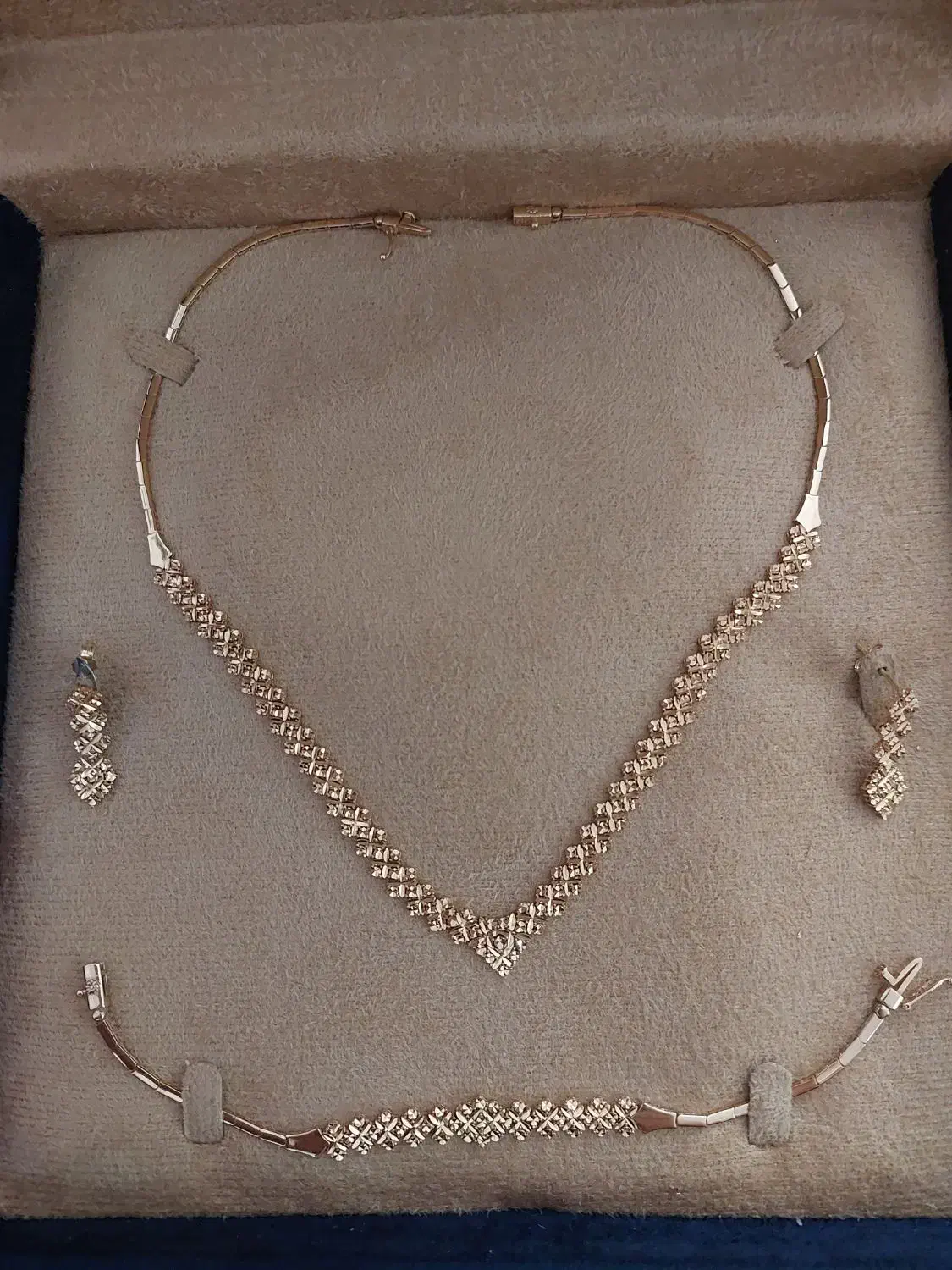 مقداری طلا|جواهرات|اراک, |دیوار