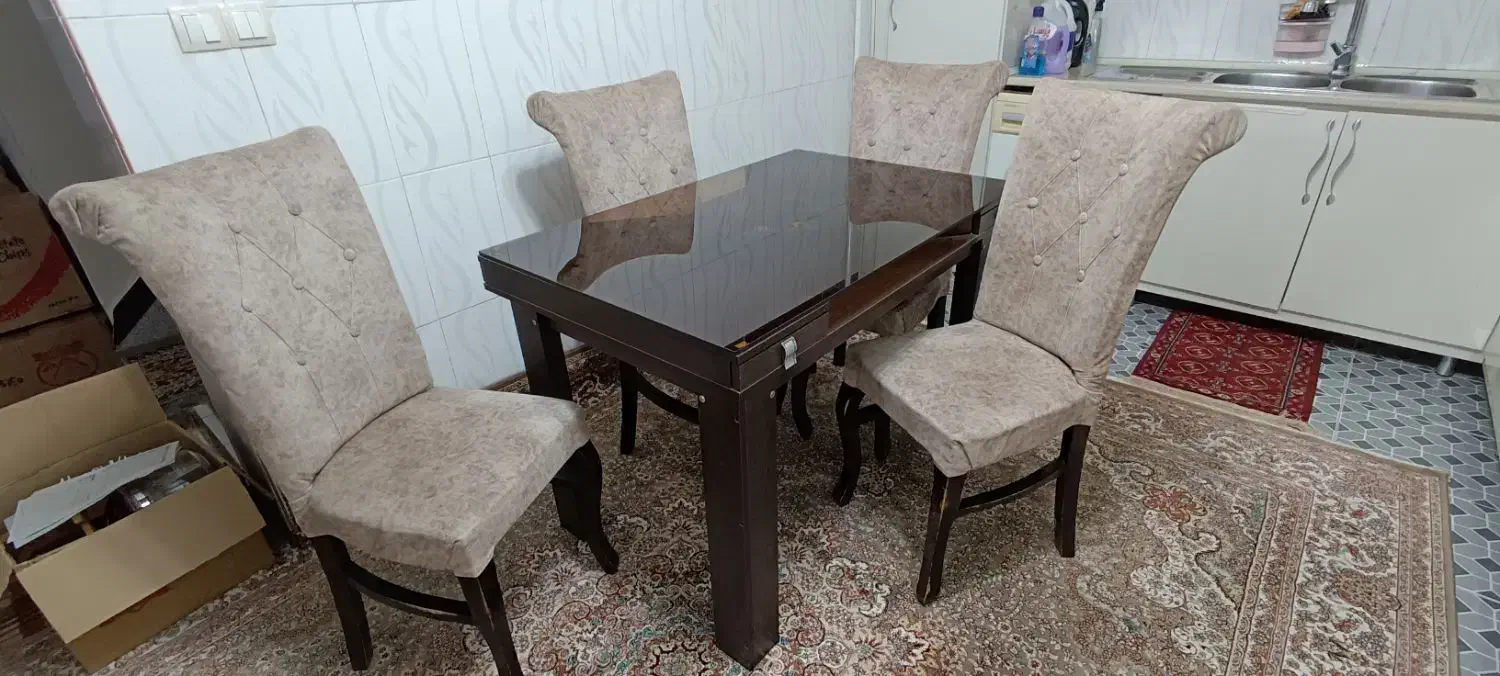 میز ناهار خوری در حد نو بعلت کمبودی جا میفروشم|میز و صندلی غذاخوری|بوکان, |دیوار