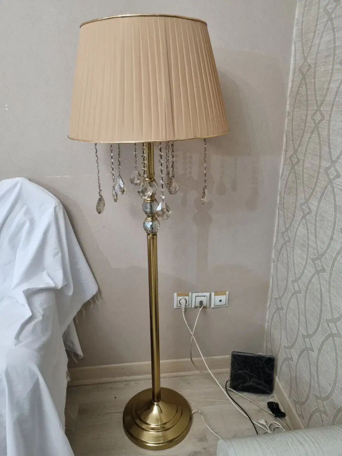 آباژور ایستاده سالم و نو|چراغ خواب و آباژور|رشت, نیکمرام|دیوار