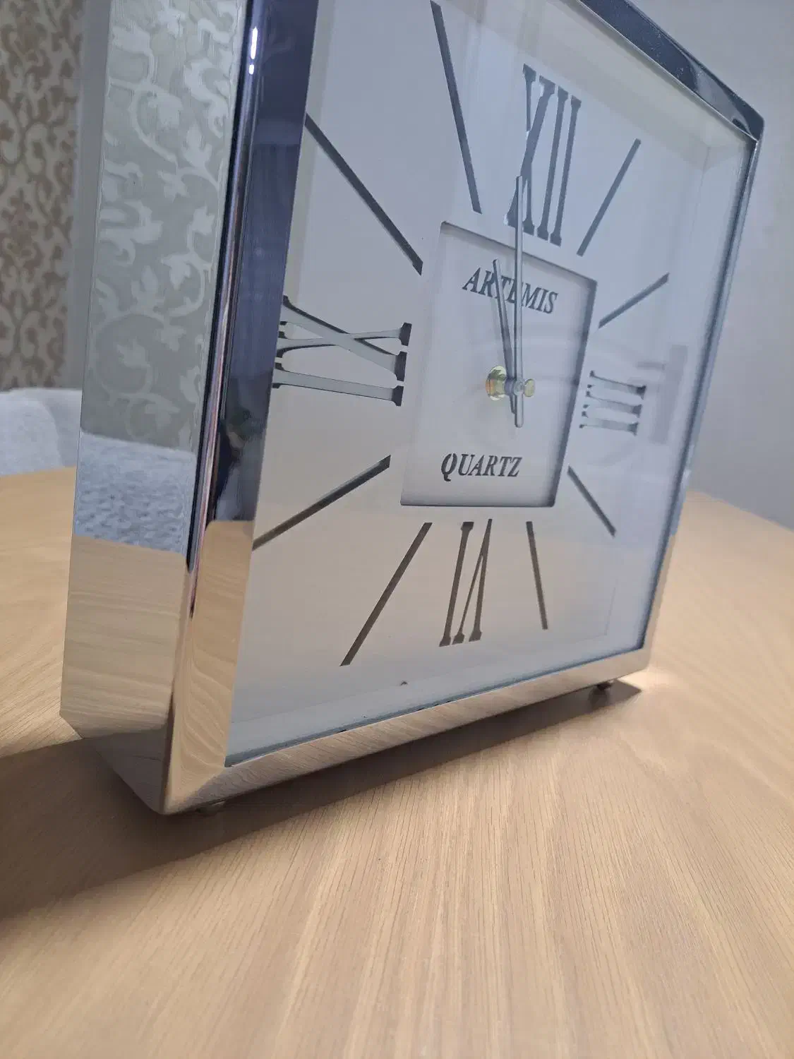 ساعت رومیزی استیل بسیار تمیز بدون خط وخش|ساعت دیواری و تزئینی|کرج, اصفهانیها|دیوار