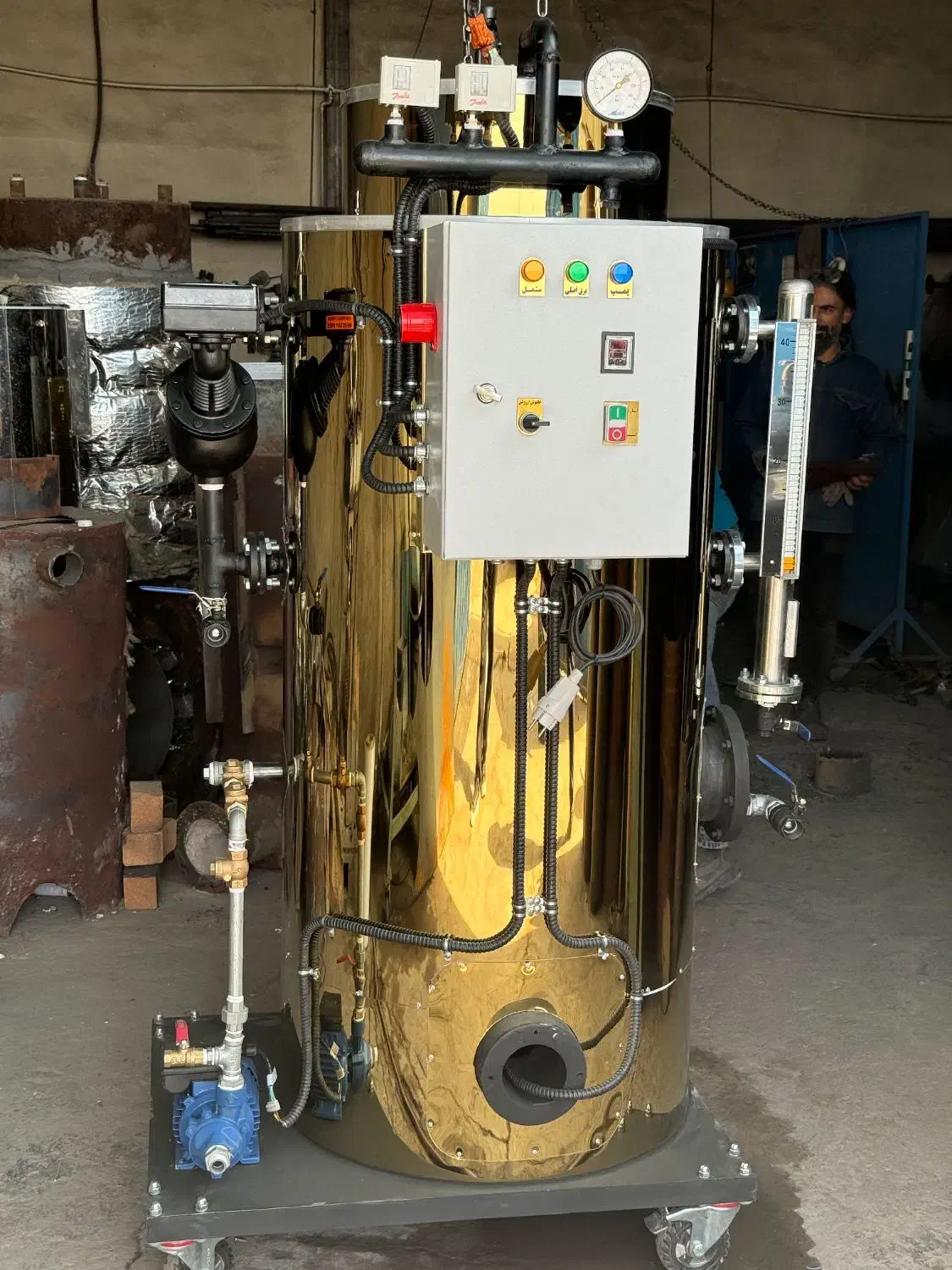 دیگ بخار عمودی (ایستاده) در تمام ظرفیت|ماشین‌آلات صنعتی|پاکدشت, خاتون آباد|دیوار