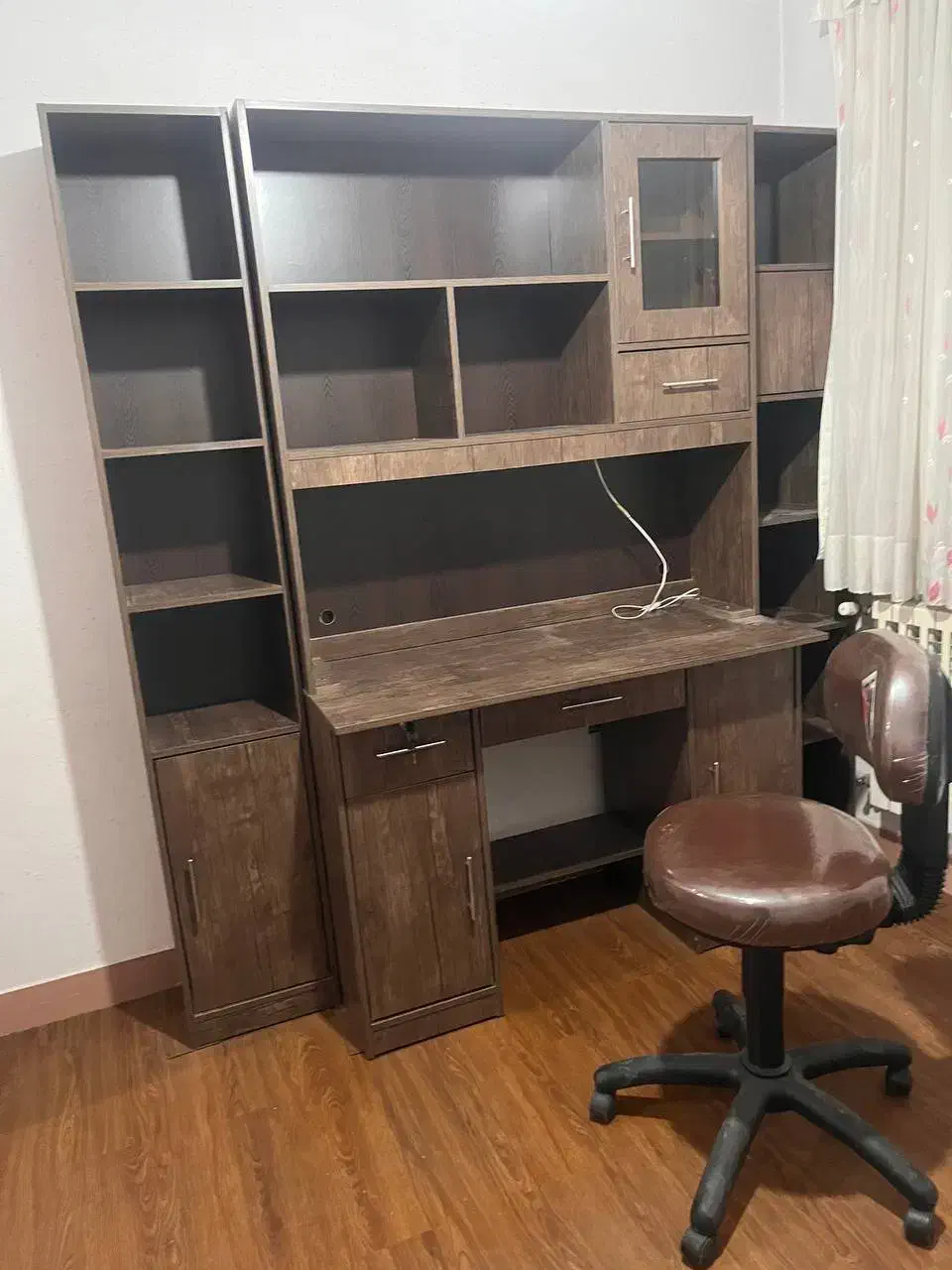 کتابخانه، میز تحریر،  دو قفسه ایستاده،صندلی گردان|کتابخانه، شلف، قفسه‌های دیواری|تهران, زرگنده|دیوار
