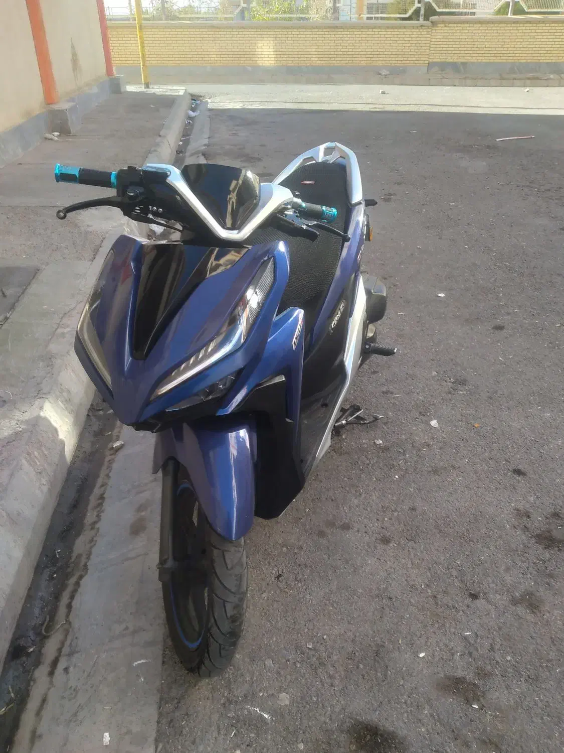 موتور کلیک توسن|موتورسیکلت|میانه, |دیوار